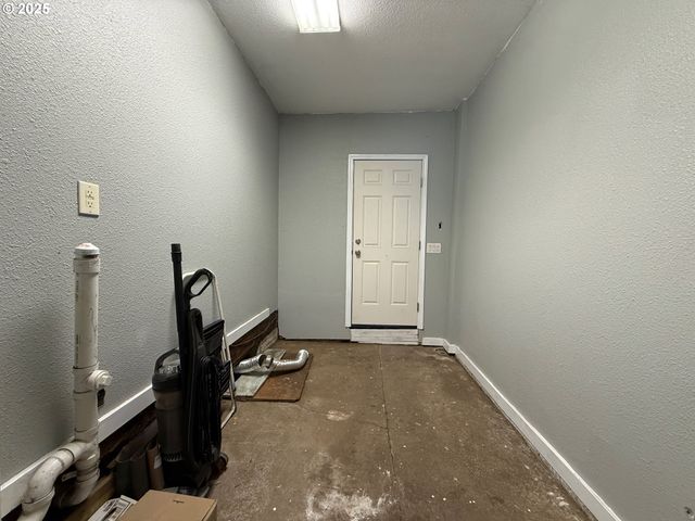1482 Nw FAIRMOUNT St, Roseburg, OR 97470