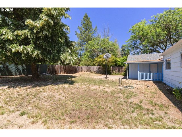 1482 Nw FAIRMOUNT St, Roseburg, OR 97470