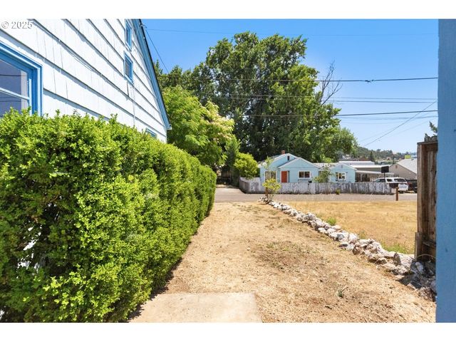 1482 Nw FAIRMOUNT St, Roseburg, OR 97470