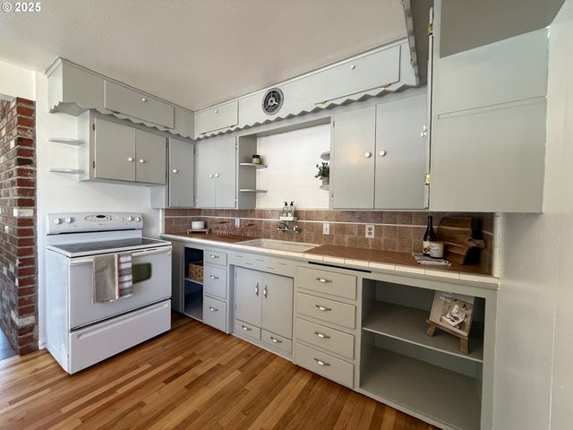 1482 Nw FAIRMOUNT St, Roseburg, OR 97470