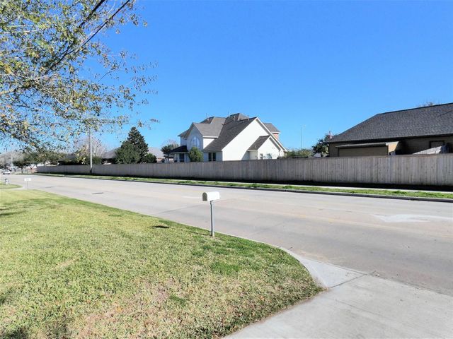 606 Golfview Drive, Richmond, TX 77469