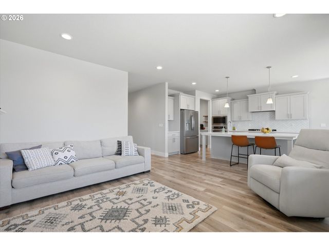41470 METOLIUS Ave, Sandy, OR 97055