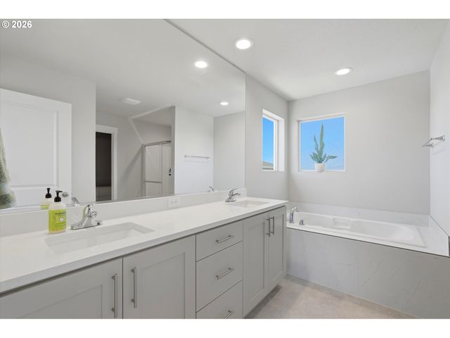 41470 METOLIUS Ave, Sandy, OR 97055