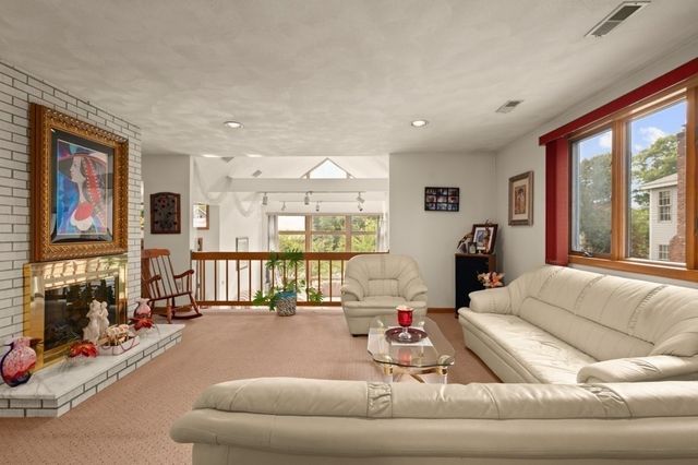 5 Lee Ave, Burlington, MA 01803