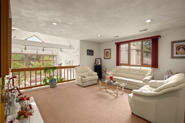 5 Lee Ave, Burlington, MA 01803