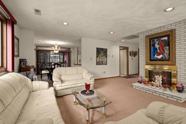 5 Lee Ave, Burlington, MA 01803