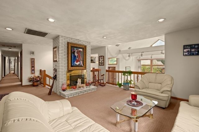 5 Lee Ave, Burlington, MA 01803