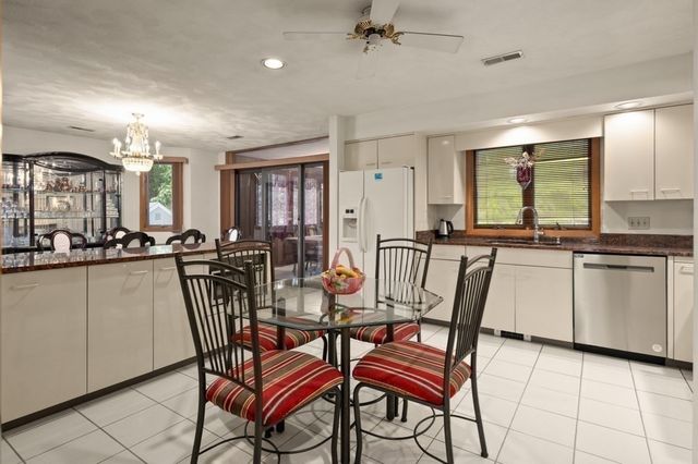 5 Lee Ave, Burlington, MA 01803