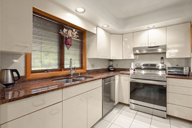 5 Lee Ave, Burlington, MA 01803