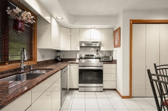 5 Lee Ave, Burlington, MA 01803