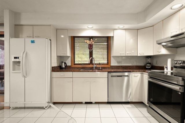 5 Lee Ave, Burlington, MA 01803