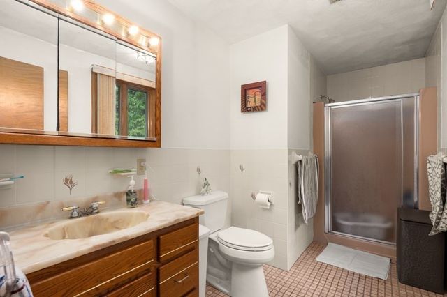 5 Lee Ave, Burlington, MA 01803