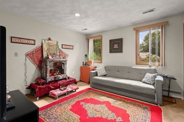 5 Lee Ave, Burlington, MA 01803