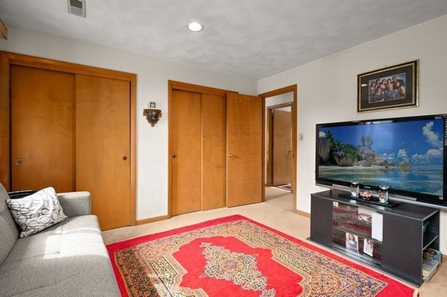 5 Lee Ave, Burlington, MA 01803