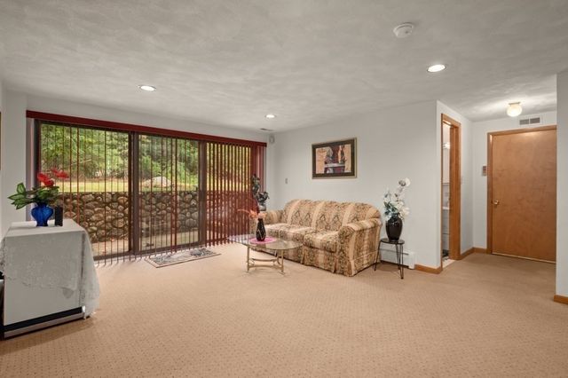 5 Lee Ave, Burlington, MA 01803