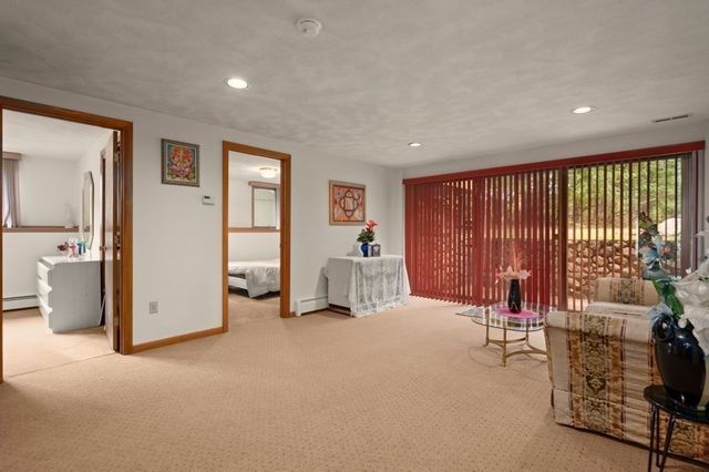5 Lee Ave, Burlington, MA 01803