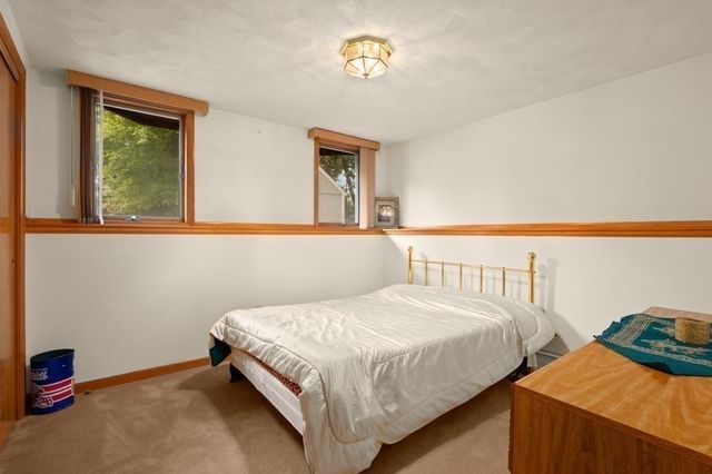 5 Lee Ave, Burlington, MA 01803