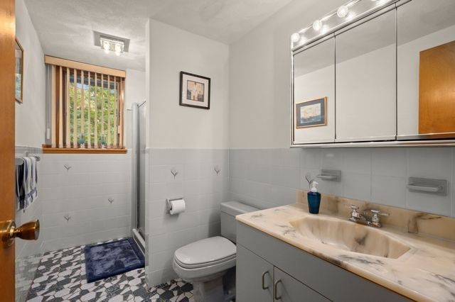 5 Lee Ave, Burlington, MA 01803