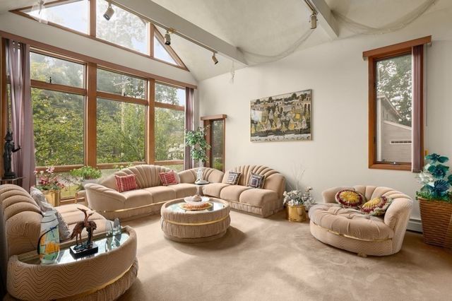 5 Lee Ave, Burlington, MA 01803