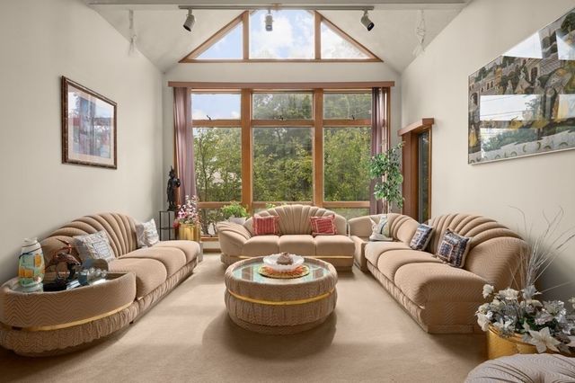 5 Lee Ave, Burlington, MA 01803