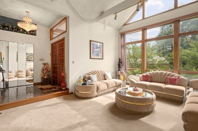 5 Lee Ave, Burlington, MA 01803