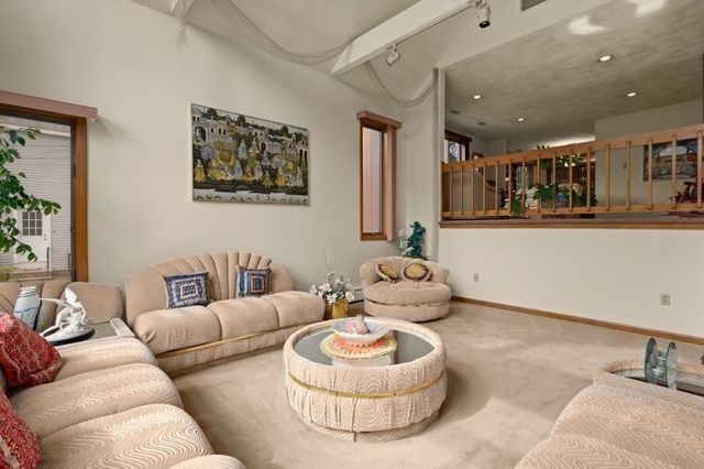 5 Lee Ave, Burlington, MA 01803