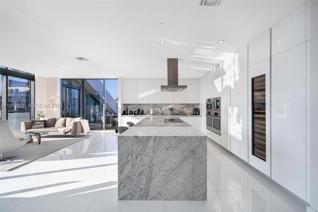 88 SW 7th St 4203, Miami, FL 33130