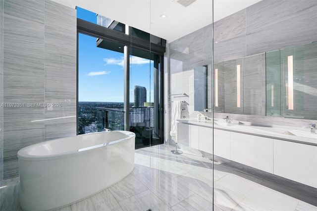 88 SW 7th St 4203, Miami, FL 33130