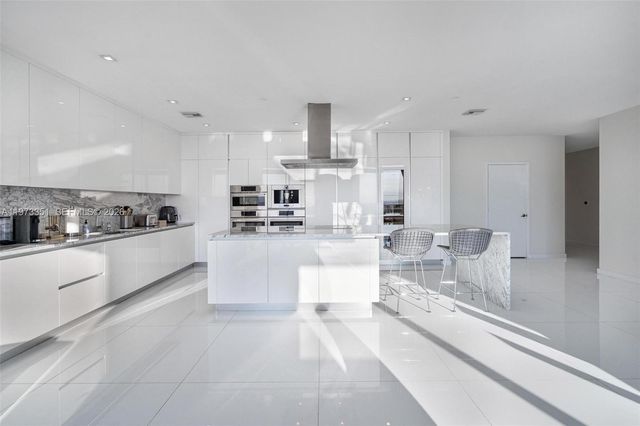 88 SW 7th St 4203, Miami, FL 33130