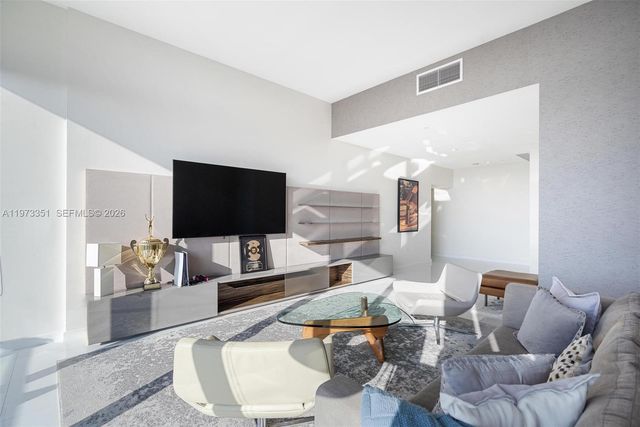 88 SW 7th St 4203, Miami, FL 33130