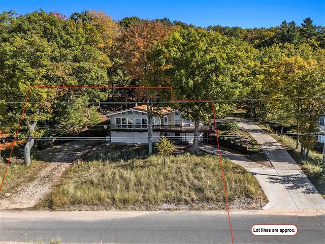 7320 Montgomery Boulevard, Pentwater, MI 49449