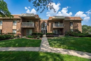 2422 N KENNICOTT Drive 2A, Arlington Heights, IL 60004