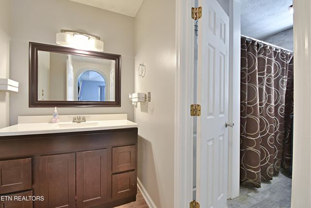 9820 Crestline Drive, Knoxville, TN 37922