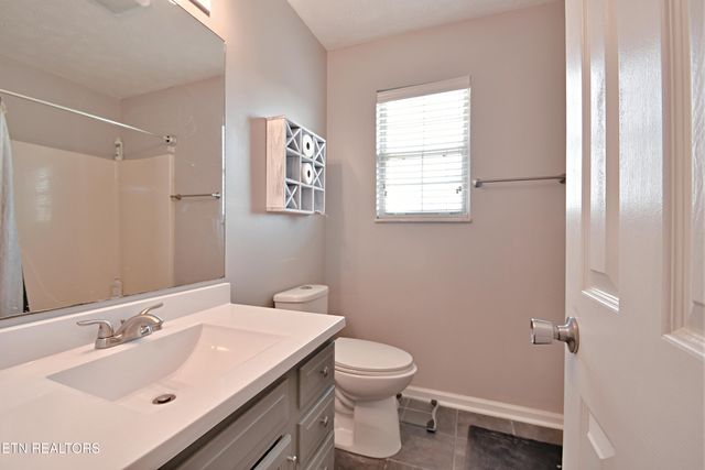 9820 Crestline Drive, Knoxville, TN 37922