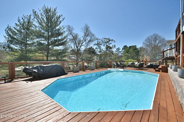 9820 Crestline Drive, Knoxville, TN 37922