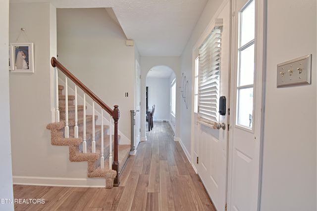 9820 Crestline Drive, Knoxville, TN 37922