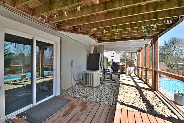 9820 Crestline Drive, Knoxville, TN 37922