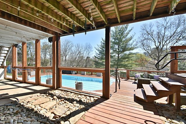 9820 Crestline Drive, Knoxville, TN 37922