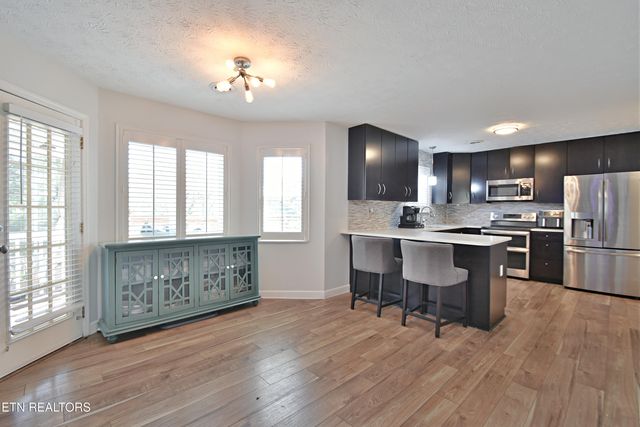 9820 Crestline Drive, Knoxville, TN 37922
