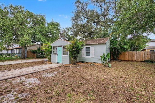 3208 W HARTNETT AVENUE, Tampa, FL 33611