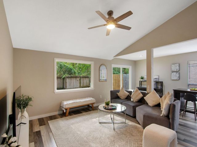 17 W Broken Oak, The Woodlands, TX 77381