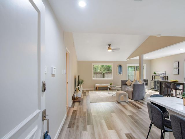 17 W Broken Oak, The Woodlands, TX 77381