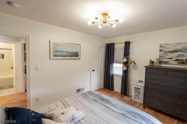 52 Knollwood Ter, Clifton City, NJ 07012