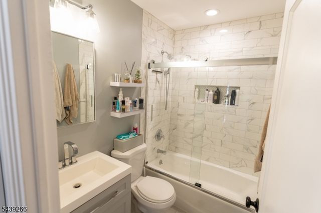 52 Knollwood Ter, Clifton City, NJ 07012