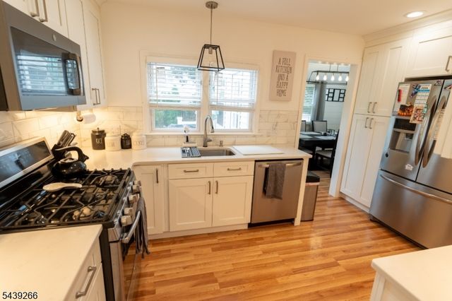 52 Knollwood Ter, Clifton City, NJ 07012