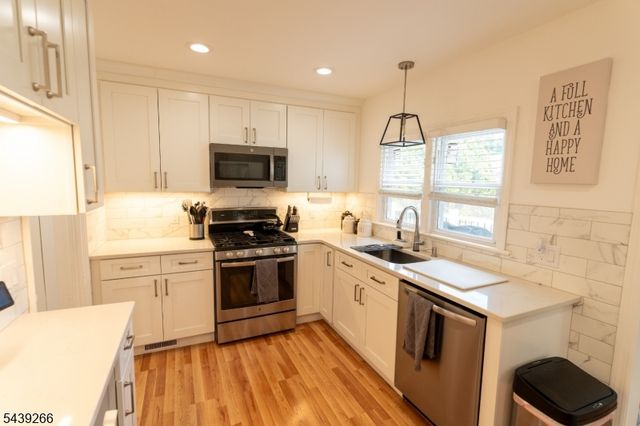 52 Knollwood Ter, Clifton City, NJ 07012