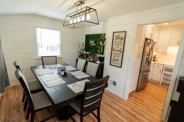 52 Knollwood Ter, Clifton City, NJ 07012