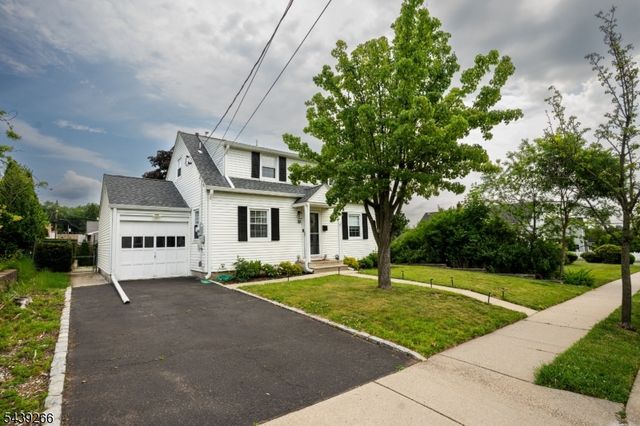 52 Knollwood Ter, Clifton City, NJ 07012