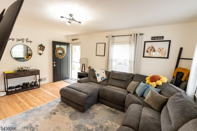 52 Knollwood Ter, Clifton City, NJ 07012