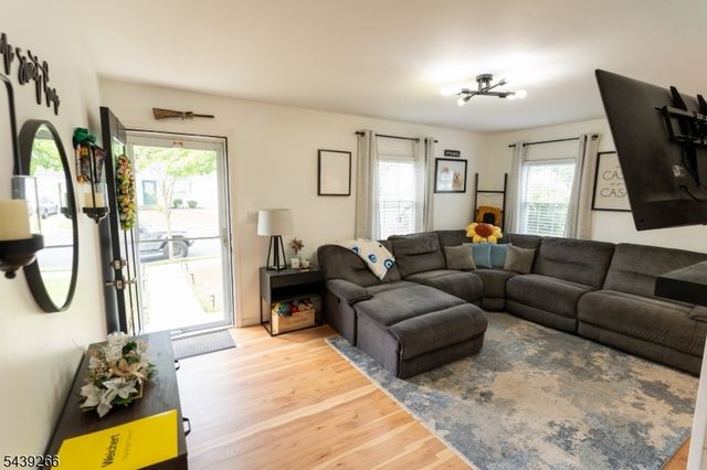 52 Knollwood Ter, Clifton City, NJ 07012
